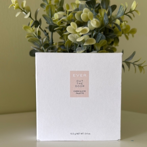 NIB EVER Out The Door Cheek & Eye Palette - White - Picture 1 of 6